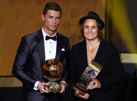 Cristiano Ronaldo (trái) và Nadine Angerer cùng chia nhau danh hiệu Quả bóng vàng FIFA nam và nữ 2013.